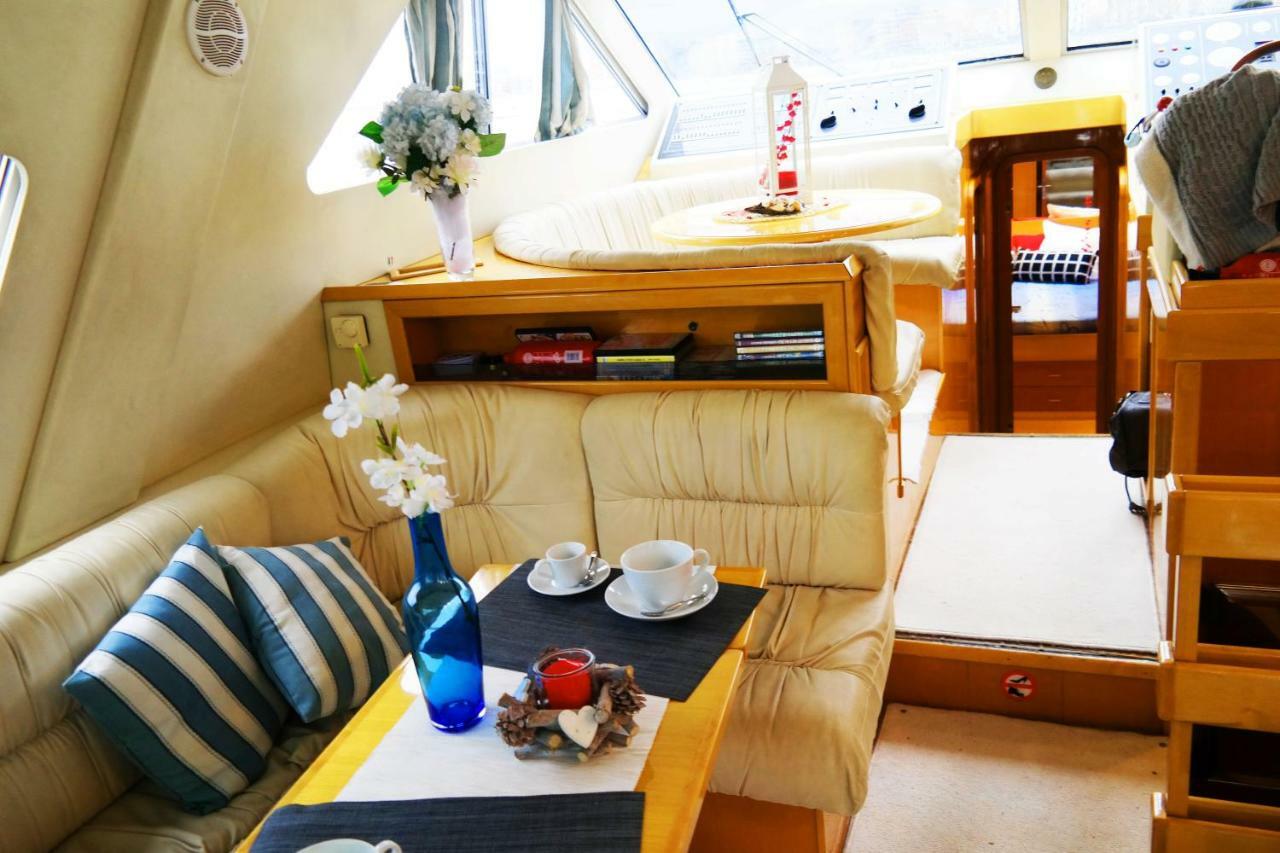 Botel Yacht *