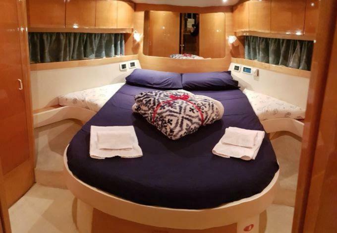 Botel Yacht *